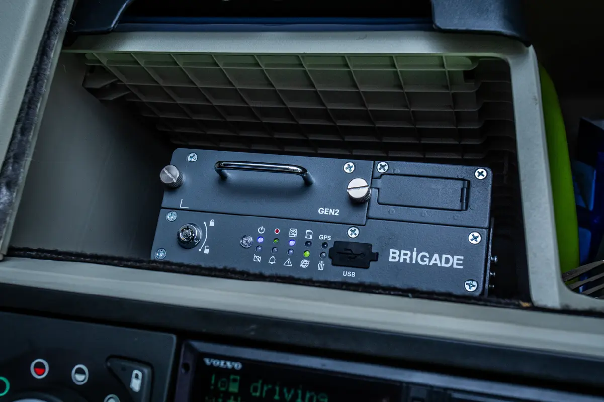 Fleet manager poiting at Brigade Telematics platform dashboard 